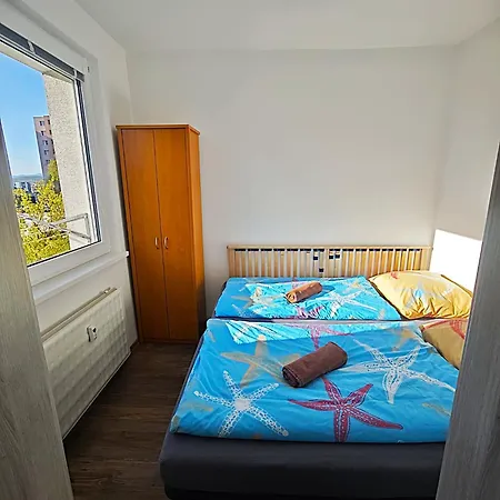 Utulne V Meste - 4 Osoby - Sukromna Uzamykatelna Izba, Rychle A Stabilne Wi-fi, Smart Tv-55 Palcov, Bezplatne Parkovanie, Pracka, Susicka A Plne Vybavena Kuchyna, Vyhodne Dlhodobe Pobyty Iba 6 Alebo 30 Noci Проживание в семье